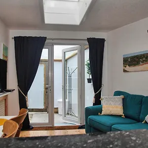 Light And Airy With Parking Nearby Apartment Bath