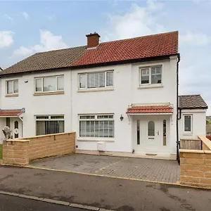 3 Bed House In - Private Parking Villa